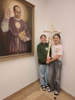 Katharina und Lena mit Firmkreuz